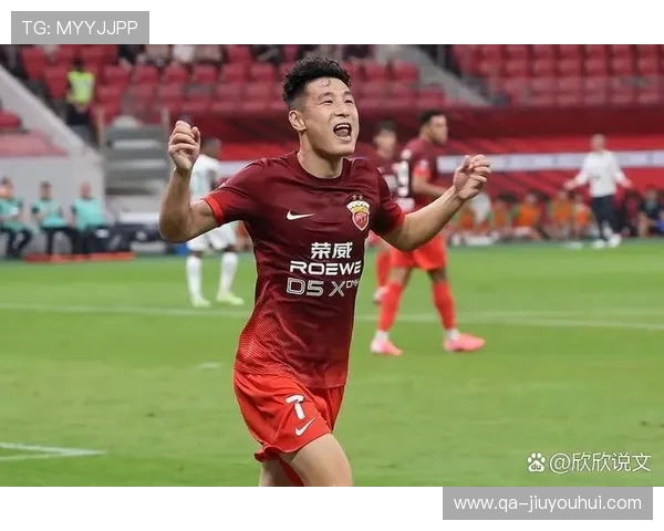 以足球赛场捋头发趣味瞬间全面展现运动员独特魅力精彩全景解析 以足球赛场捋头发趣味瞬间全面展现运动员独特魅力精彩全景解析